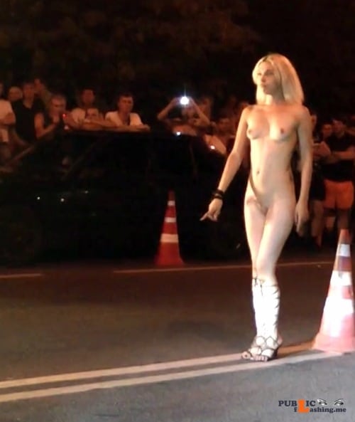 Public nudity photo omg l00k at me: streakers: Naked Outside Looks like the starter... Public Flashing