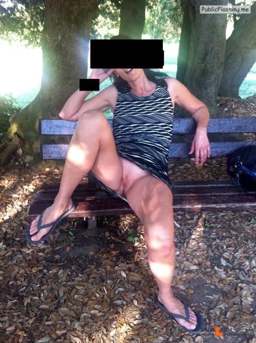 No panties avereunamoglietroia: al parco mi piace mostrarmi, quindi sempre... pantiesless Public Flashing