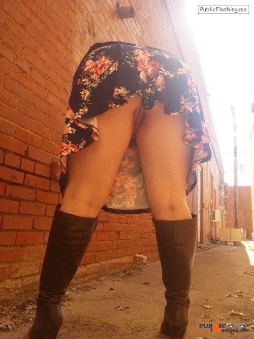 No panties juicykitty85: salntandslnner: Some high healed boots and no... pantiesless Public Flashing