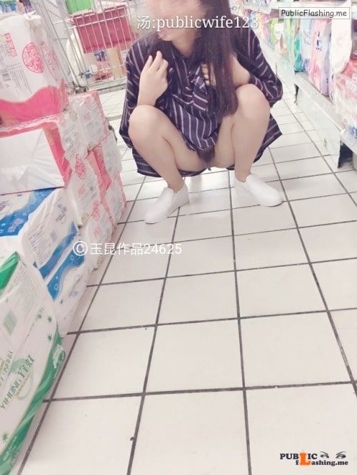 publicwife123: 爱光屁股的骚妻 flashing in public picture Public Flashing