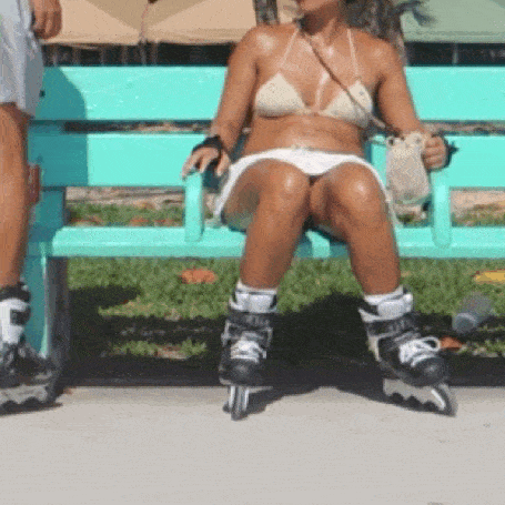 Amateur: Tanned slut in rollers resting on public bench pantiesless