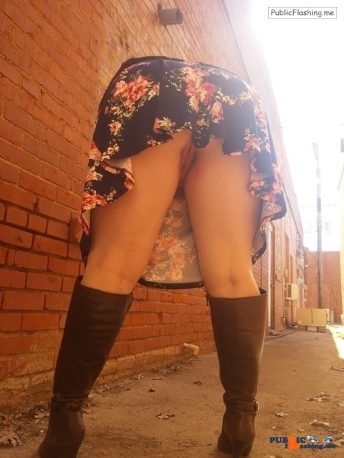 Public Flashing Photo Feed  : No panties juicykitty85: salntandslnner: Some high healed boots and no… pantiesless