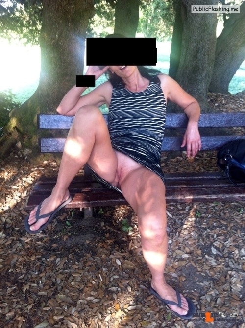 Public Flashing Photo Feed : No panties avereunamoglietroia: al parco mi piace mostrarmi, quindi sempre… pantiesless