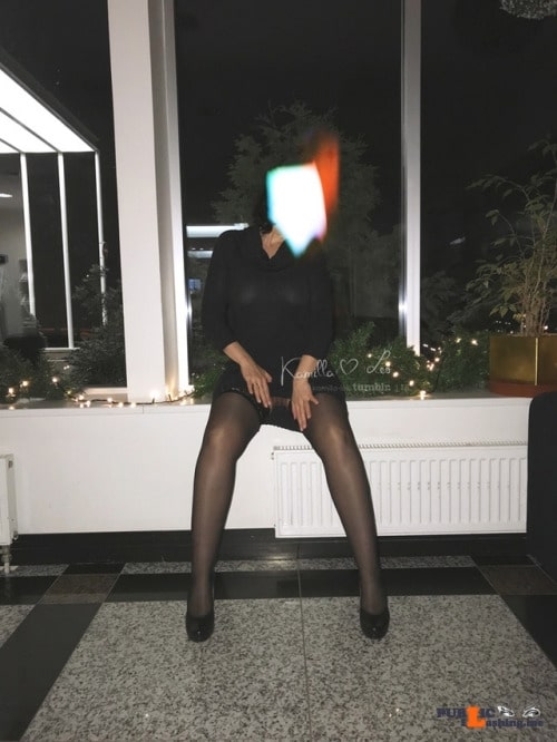 Public Flashing Photo Feed : No panties kamilla-leo: Just a quick pussy flash in a hotel lobby ?? pantiesless
