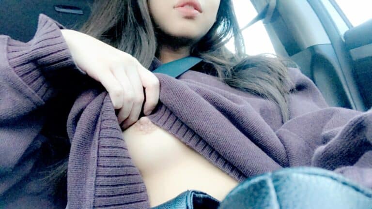 Amateur Whore Plays with Herself in Car