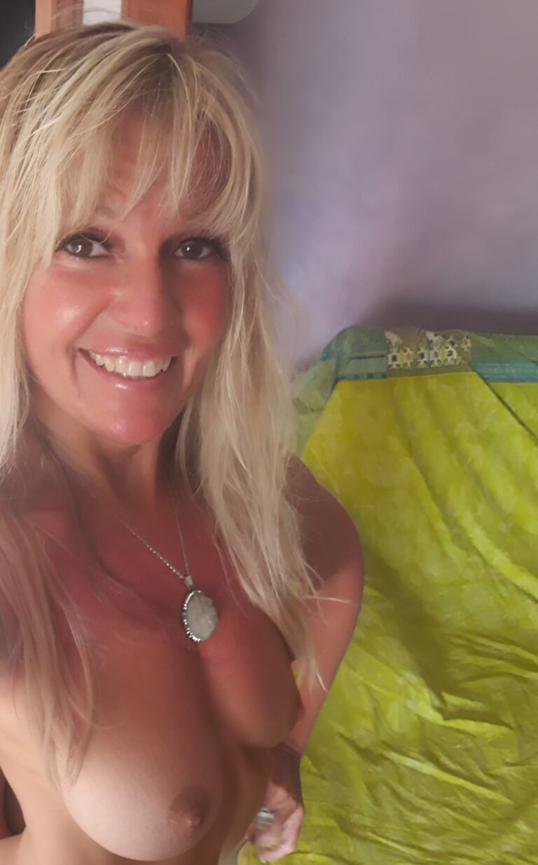 Alessia’s Alluring Display: A Mature MILF’s Confident Pose